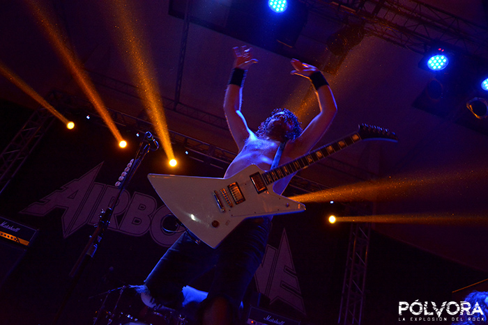 Entrevista con Airbourne