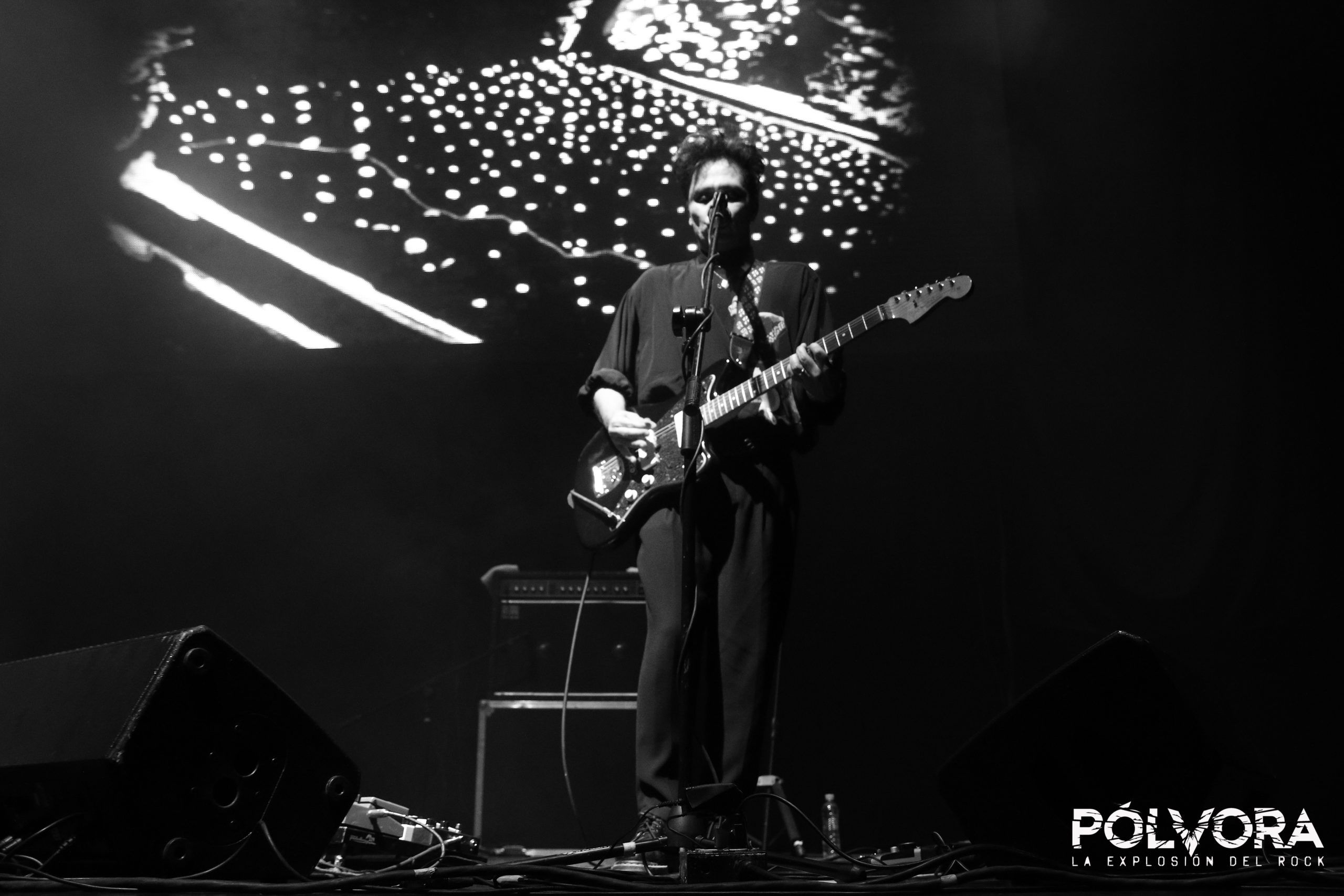 She Past Away en concierto