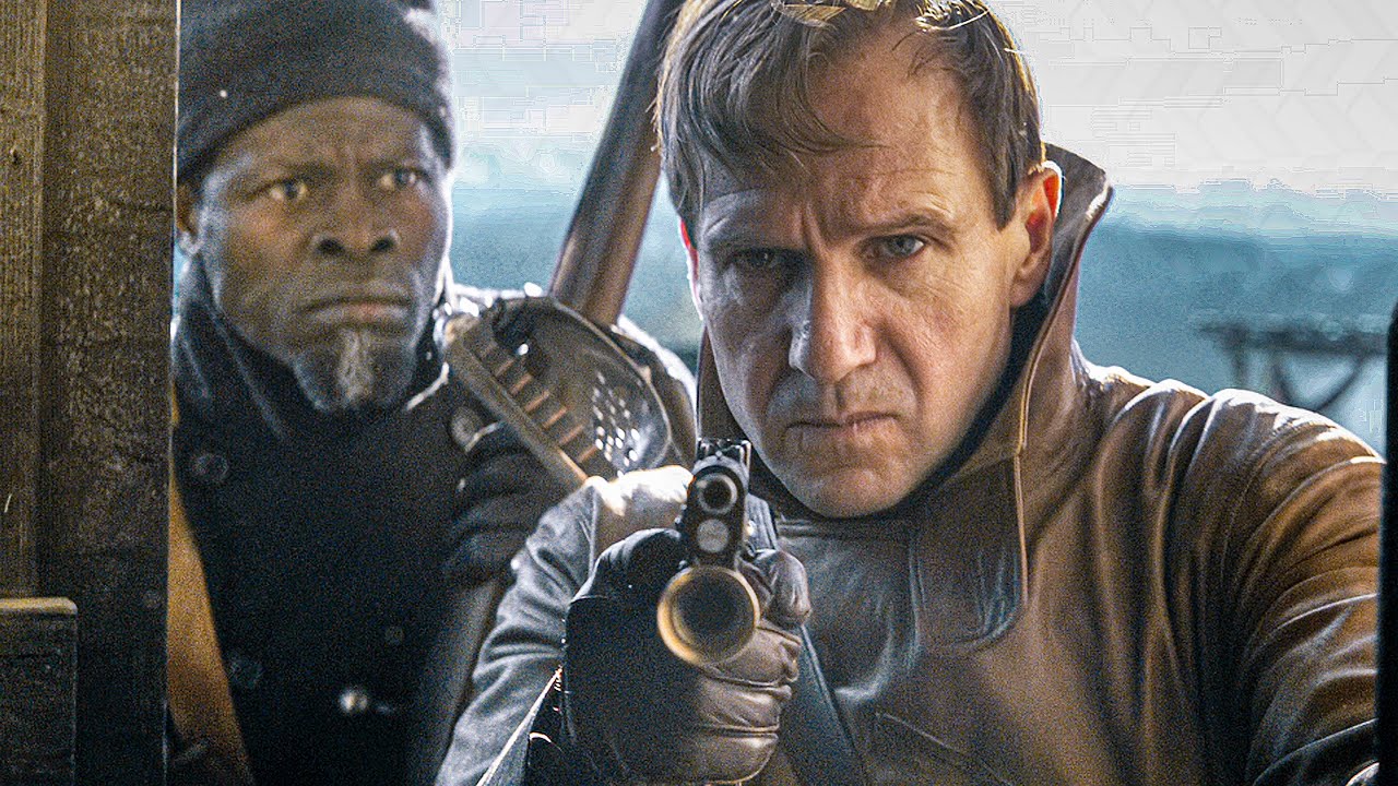 Escena de The King's Man: El origen. Ralph Fiennesy Djimon Hounsou