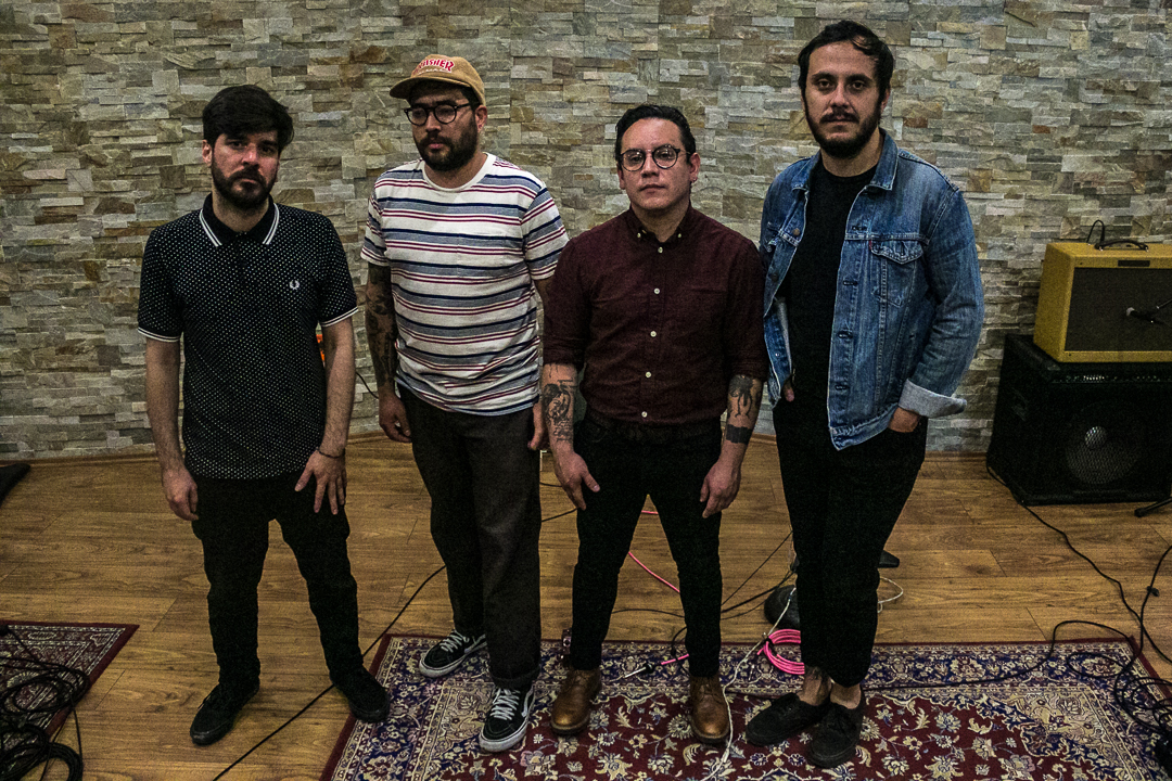 Los cuatro integrantes de la banda joliette en los estudios Fonobox