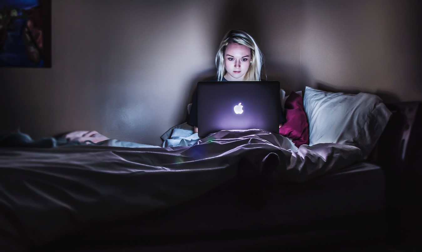Mujer jugando a la lotería con una computadora