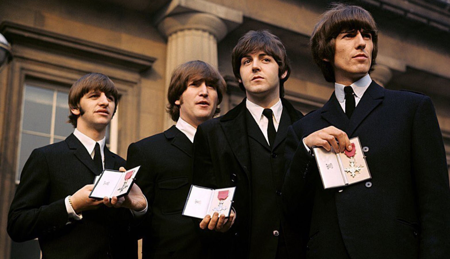 The Beatles recibiendo la Medalla del Imperio Británico