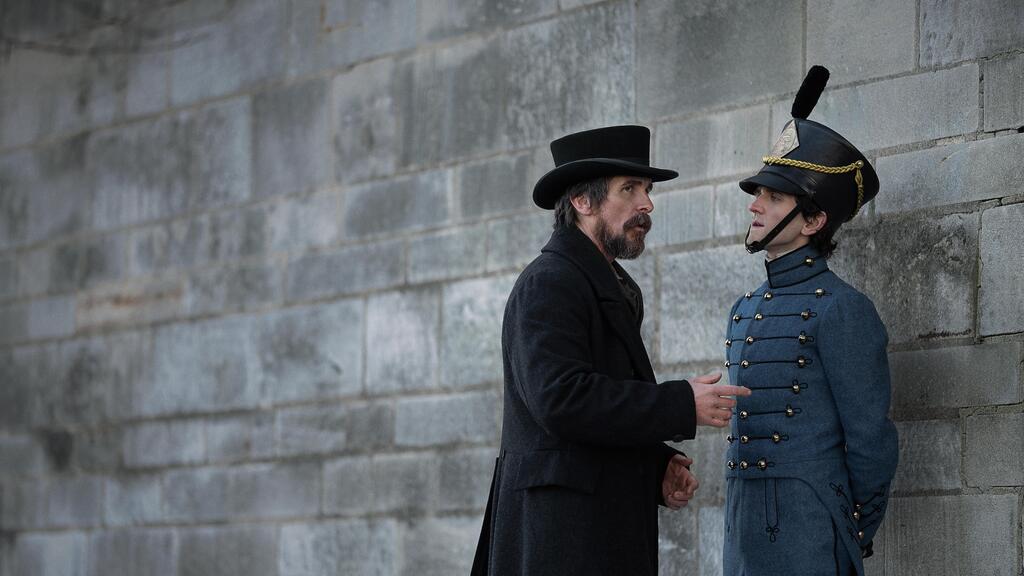 Christian Bale y Harry Melling descubrirán un misterio digno de Edgar Allan Poe. Foto: Netflix.
