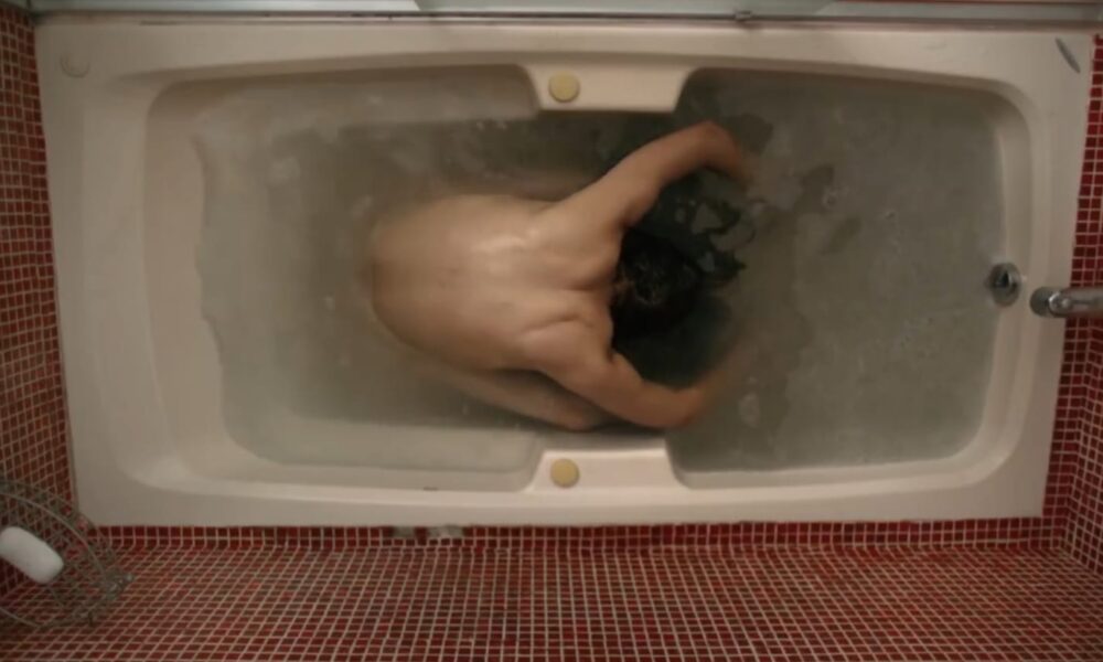 Valeria en la bañera pelicula huesera