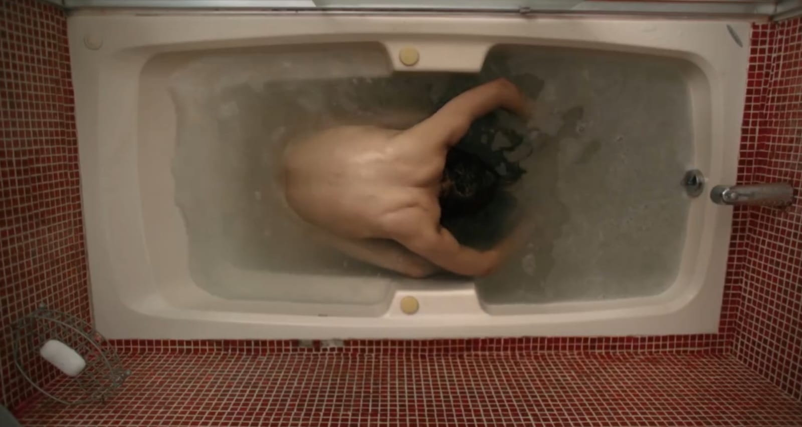 Valeria en la bañera pelicula huesera