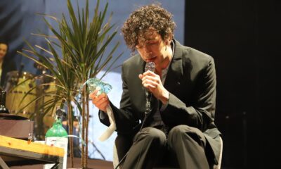 matt healy vocalista de the 1975 con tanque de oxigeno