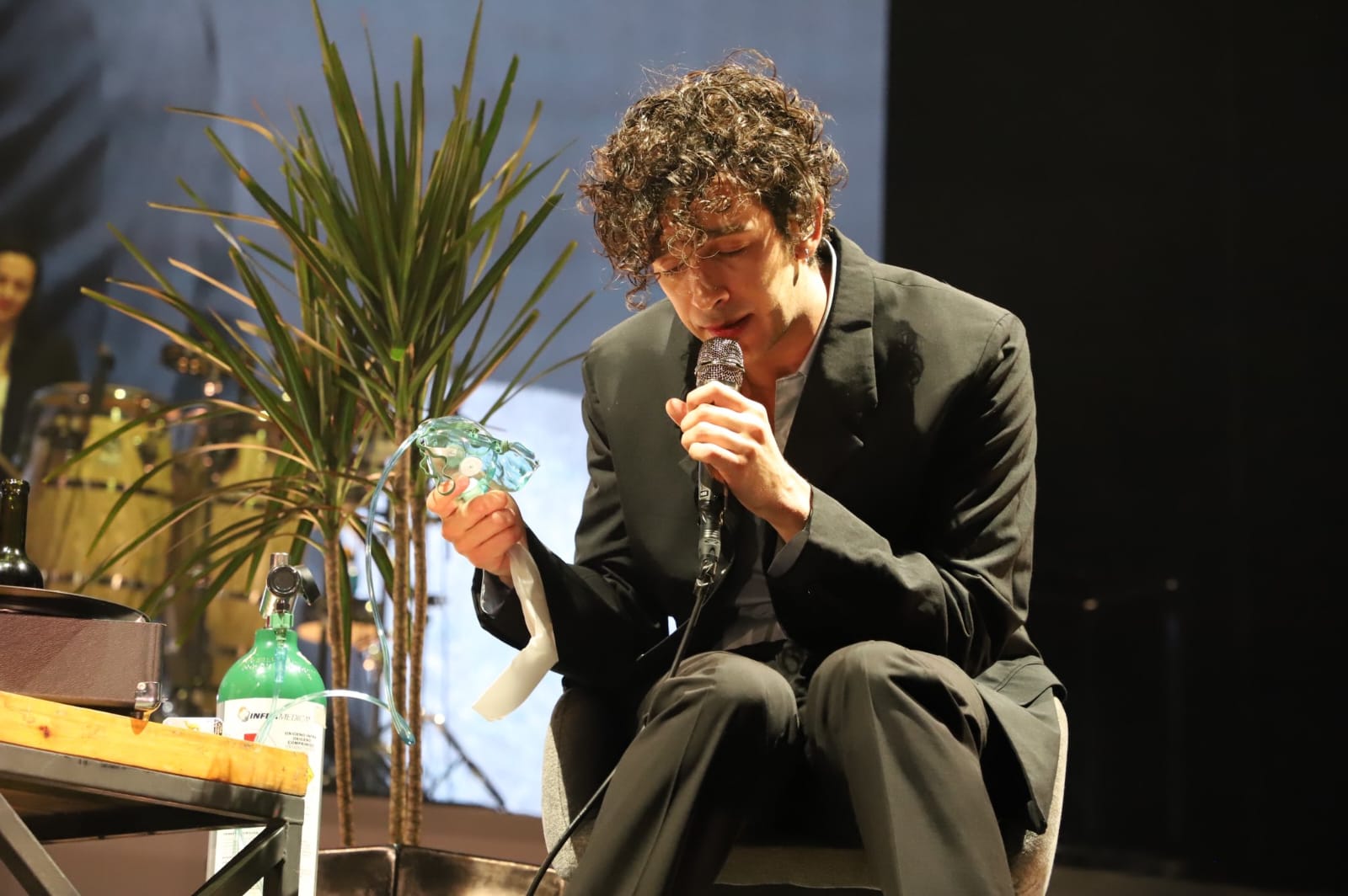 matt healy vocalista de the 1975 con tanque de oxigeno