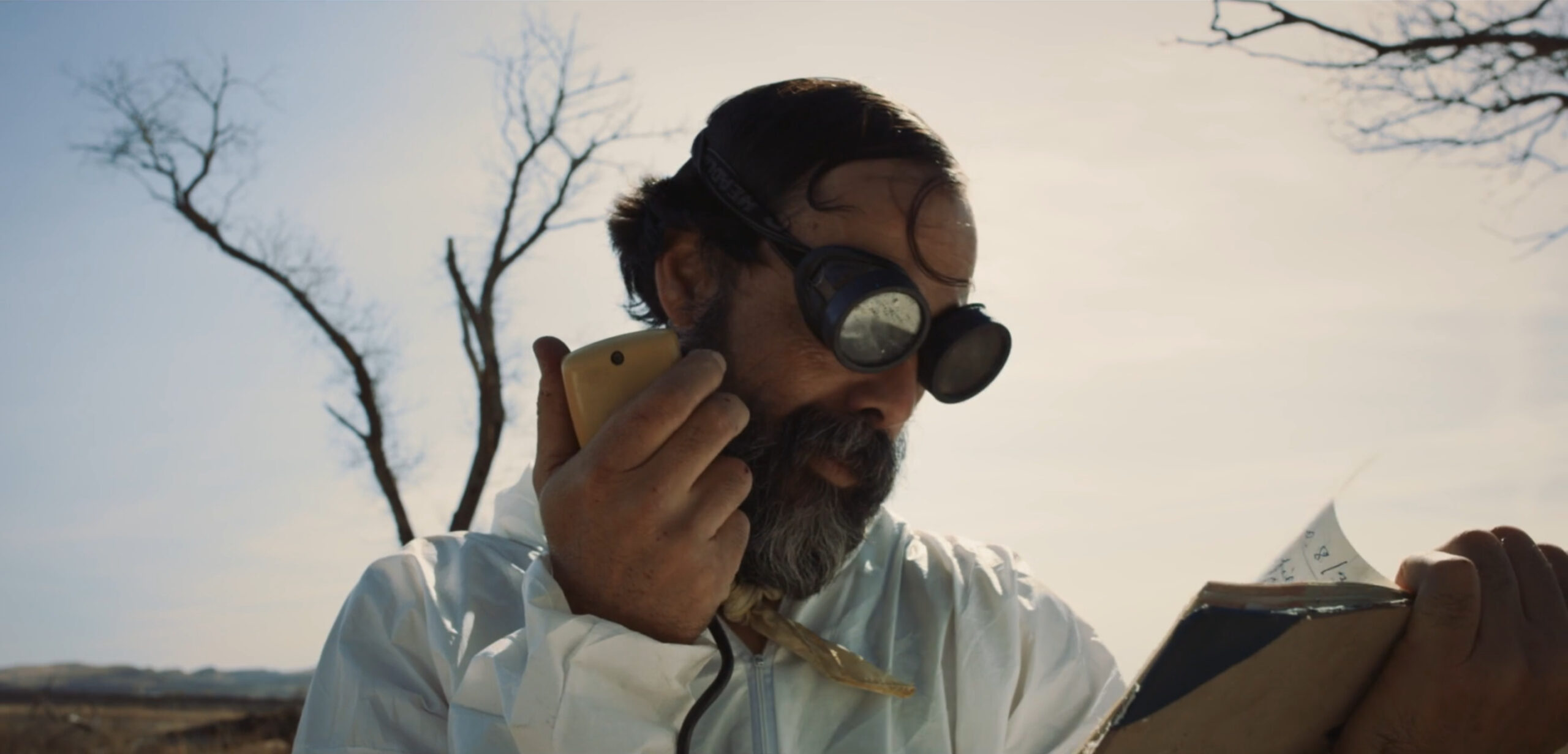 Abelardo Arambula con un radio en la mano pelicula patitos feos