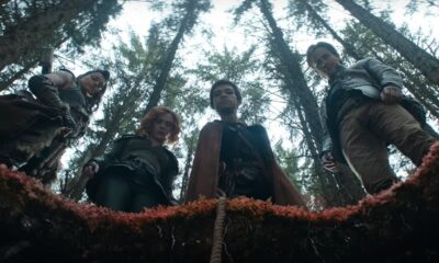 Equipo de Calabozos y Dragones viendo a un agujero en el suelo