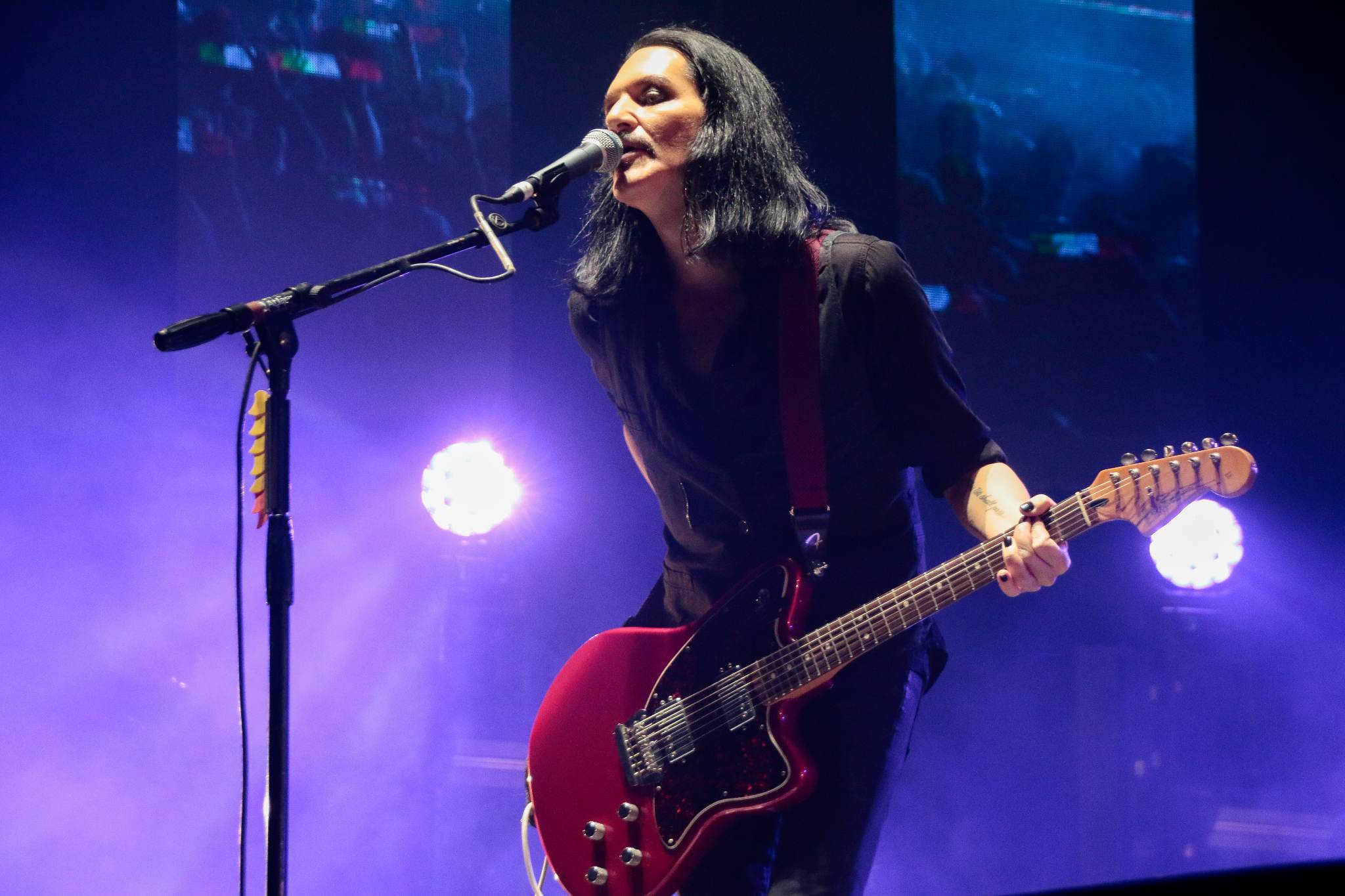 brian molko cantando