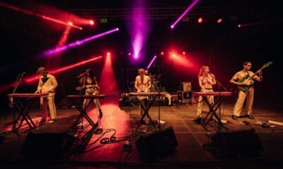 La femme en el escenario del pabellón oriente