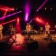 La femme en el escenario del pabellón oriente