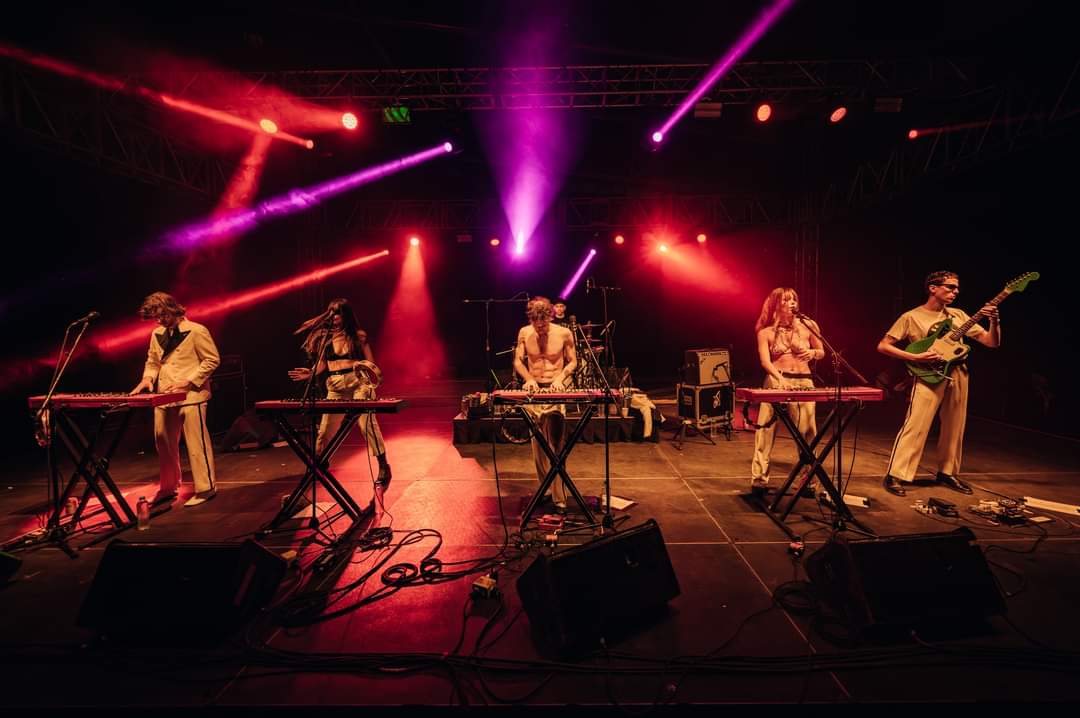 La femme en el escenario del pabellón oriente