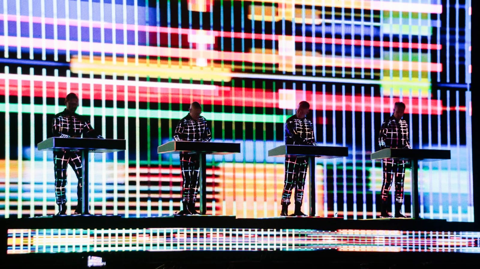 kraftwerk en el escenario del pepsi center wtc