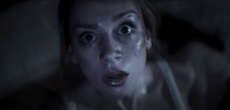 lucía de la película venus viendo hacía arriba