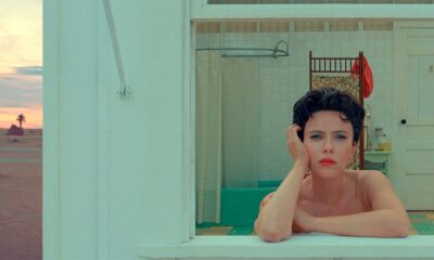 Midge Campbell viendo por la ventana
