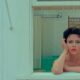 Midge Campbell viendo por la ventana