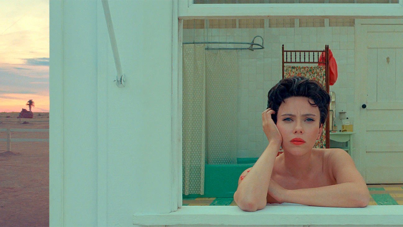 Midge Campbell viendo por la ventana