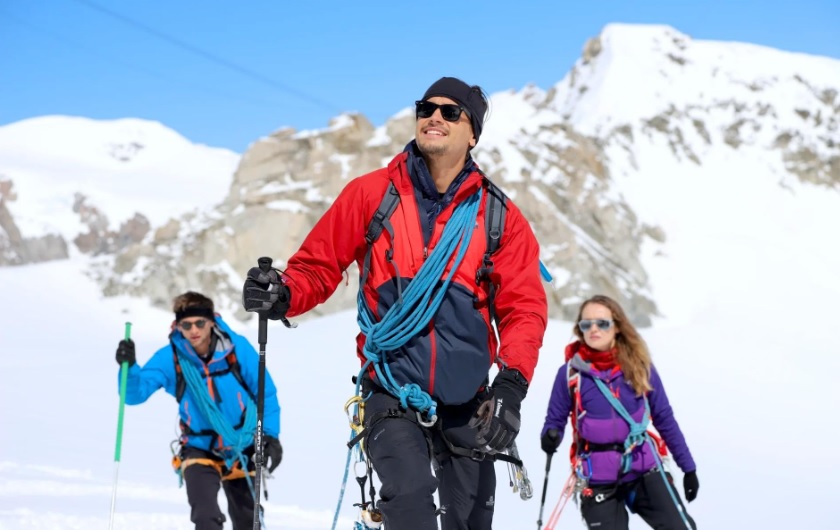 protagonistas de ascenso al limite caminando en la montaña