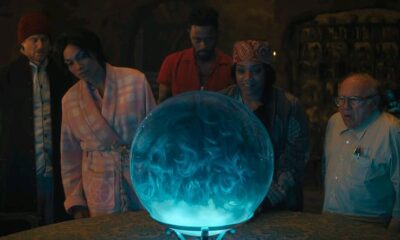 protagonistas de mansion embrujada viendo una bola de cristal
