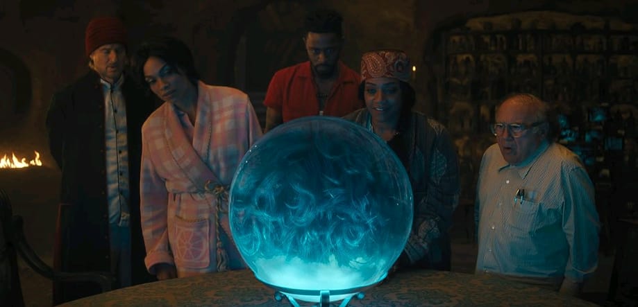 protagonistas de mansion embrujada viendo una bola de cristal
