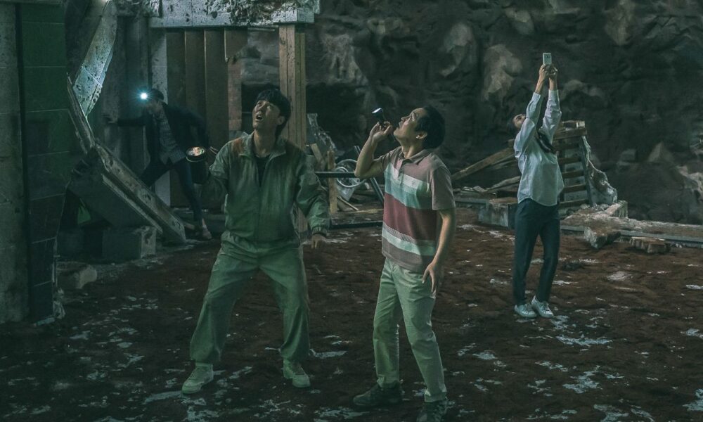 protagonistas buscando la manera de salir