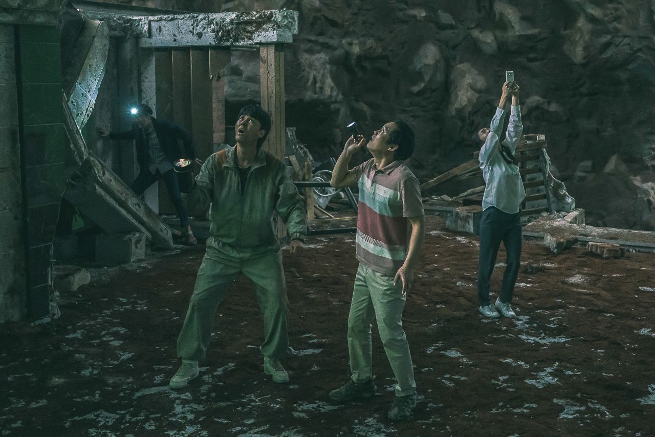 protagonistas buscando la manera de salir