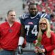 Michael oher con sus padres adoptivos