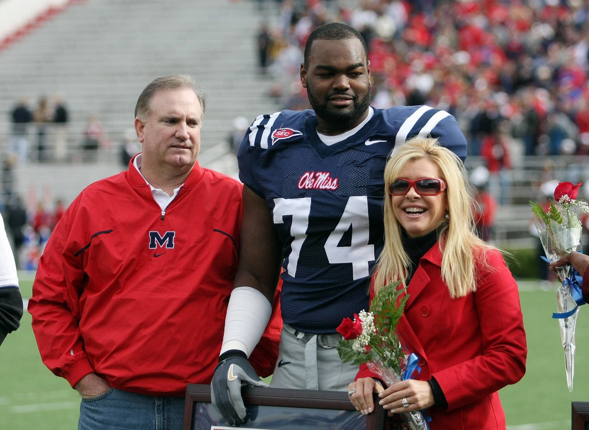 Michael oher con sus padres adoptivos
