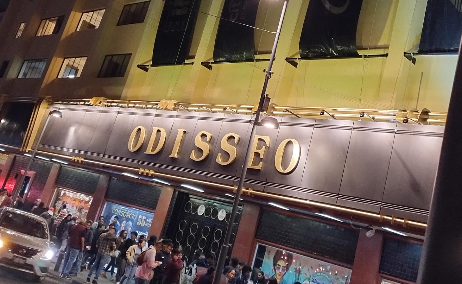 marquesina del metropólitan con las letras odisseo