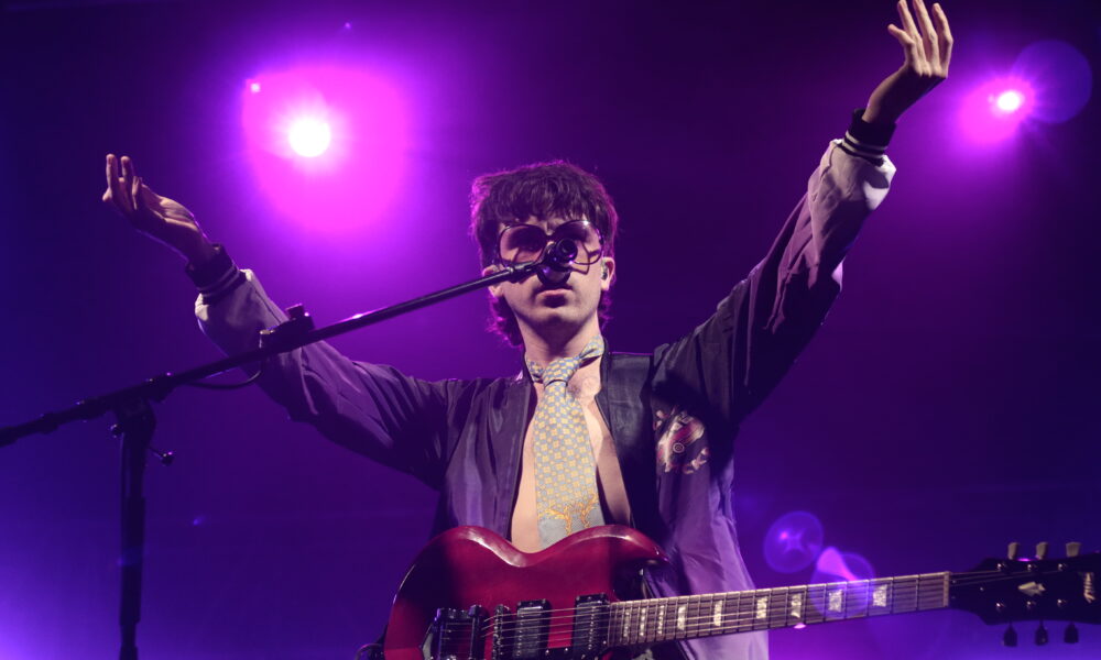 Declan McKenna en el Pabellón Oeste