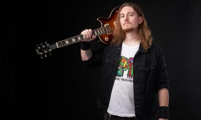 Nico Borie es un artista chileno que saltó a la fama por su rock traducido, su greña metalera y que ahora vive lo divertido de ser alguien multifacético
