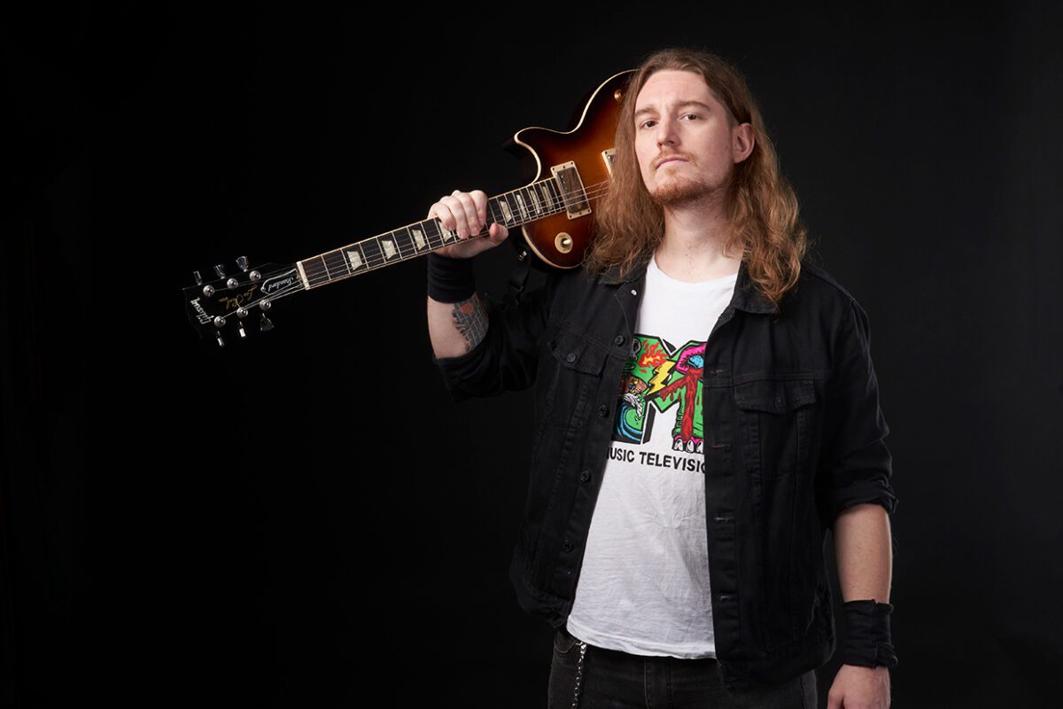 Nico Borie es un artista chileno que saltó a la fama por su rock traducido, su greña metalera y que ahora vive lo divertido de ser alguien multifacético