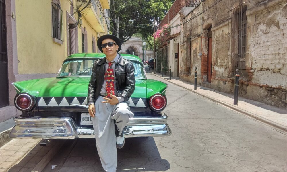 Pato, guitarrista de la Maldita Vecindad viajó por el pasado y presente de la banda en vísperas de su festejo ya tradicional del Día de Muertos