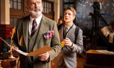 sam neill y patrick gibson en la puerta secreta