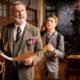 sam neill y patrick gibson en la puerta secreta