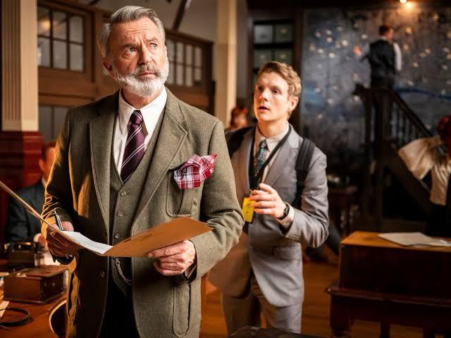 sam neill y patrick gibson en la puerta secreta