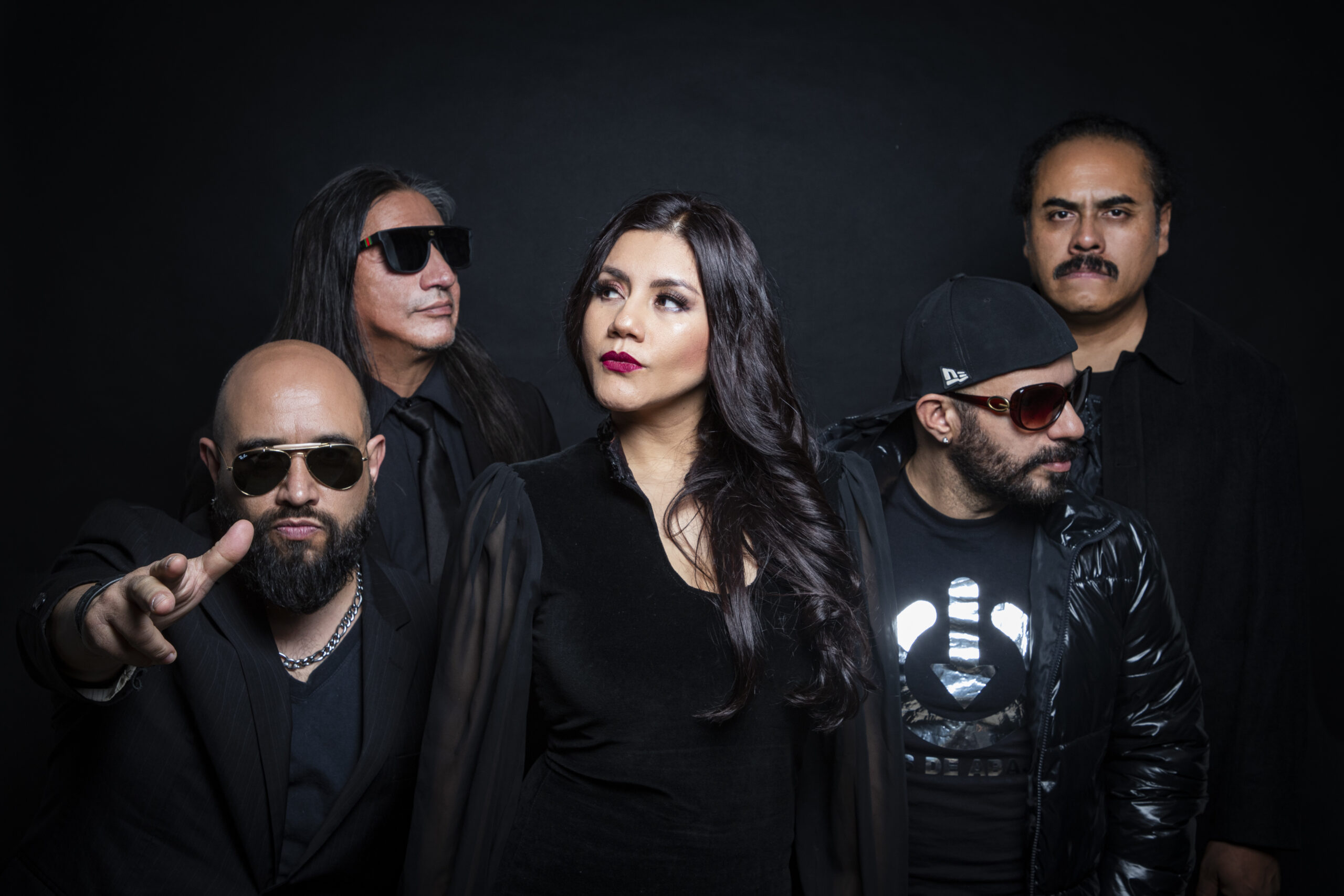 Los de Abajo reviven en plenas fiestas de muertos con un EP interesante para bailar y reflexionar. Tania Melo y Yoku Arellano nos hablan de Enterrados.