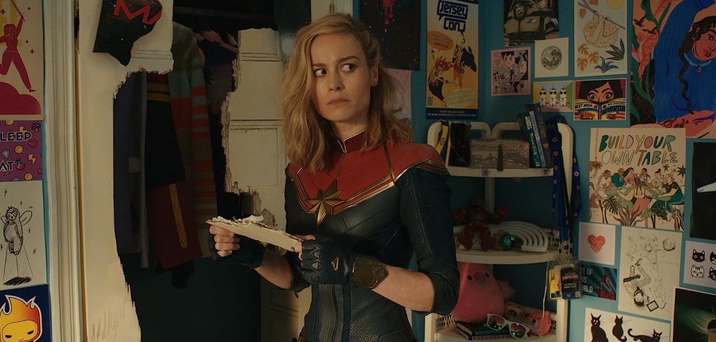 capitana marvel en la habitación de Kamala en The Marvels