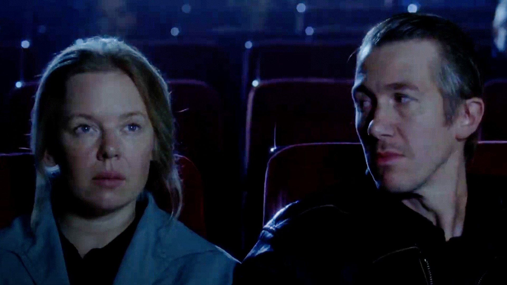 Kaurismaki regresa con Fallen Leaves, comedia romántica donde los silencios, el humor y la cinefilia nos recuerdan la fuerza del amor en medio del caos