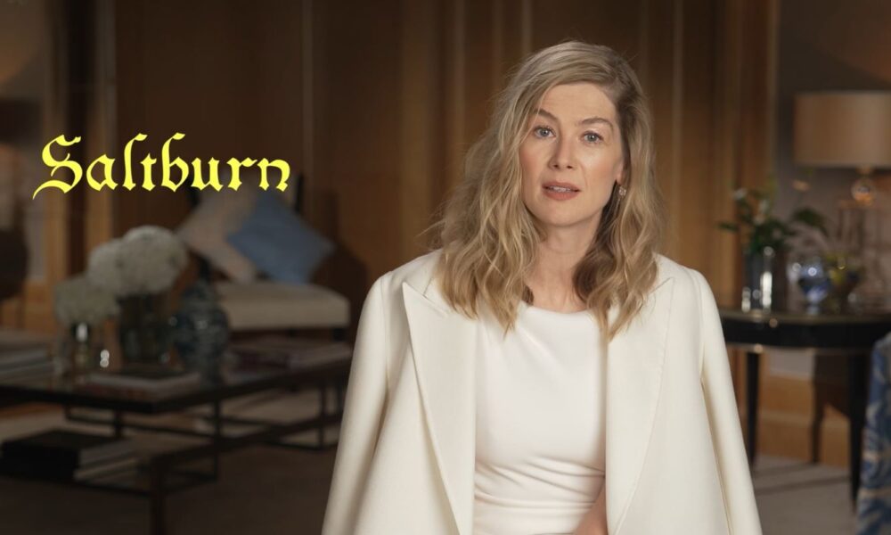 En Pólvora charlamos con Rosamund Pike, nominada al Globo de Oro por su papel en la mordaz crítica social llamada Saltburn, disponible en Prime Video