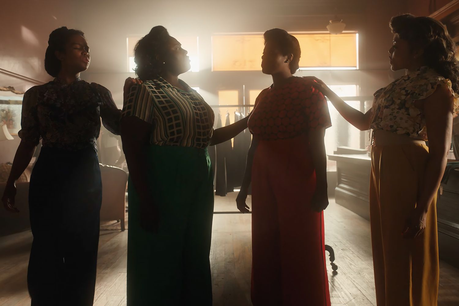 El director Blitz Bazawule logra capturar una esperanzadora mirada a la trágica novela de Alice Walker, llenando a El Color Purpura del poder de la música
