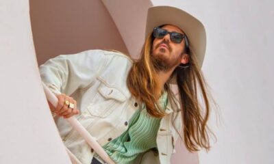 Multifacético en toda la extensión, Carlos Sadness esta de vuelta con un nuevo álbum, Realismo Mágico y un nuevo sencillo, buscando explorar nuevas sensaciones