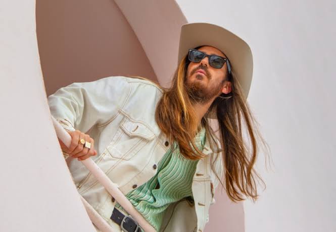 Multifacético en toda la extensión, Carlos Sadness esta de vuelta con un nuevo álbum, Realismo Mágico y un nuevo sencillo, buscando explorar nuevas sensaciones