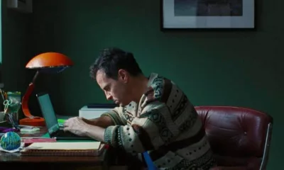 andrew scottt protagonista de todos somos extraños recargado en su escritorio