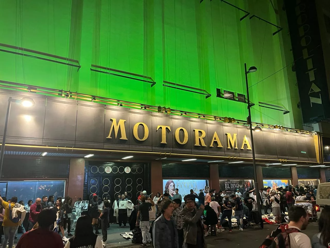 marquesina del teatro metropolitan con la palabra motorama