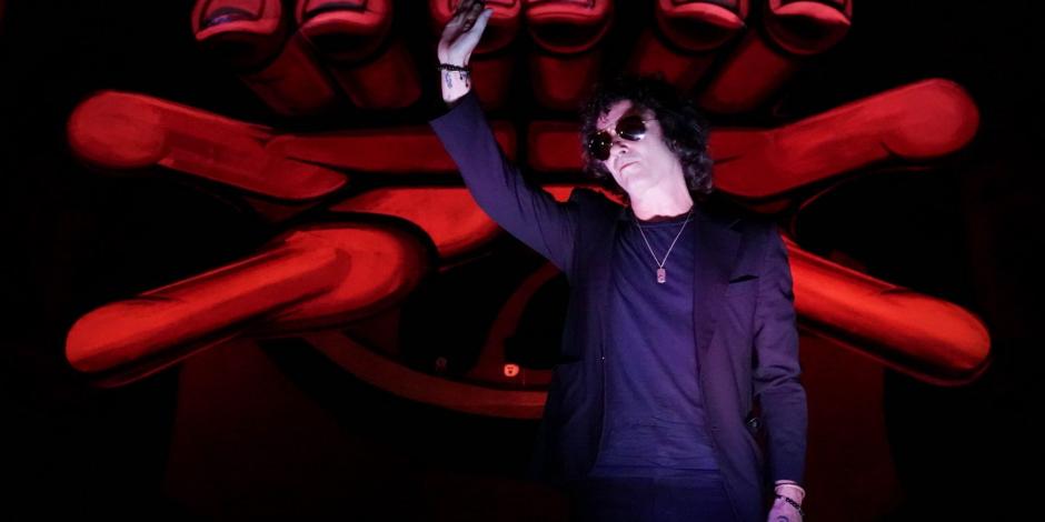 El ex líder de los Héroes del Silencio y autor de rolas como Inifnito, Enrique Bunbury, presenta en México su nuevo libro y ofreció detalles de su regreso
