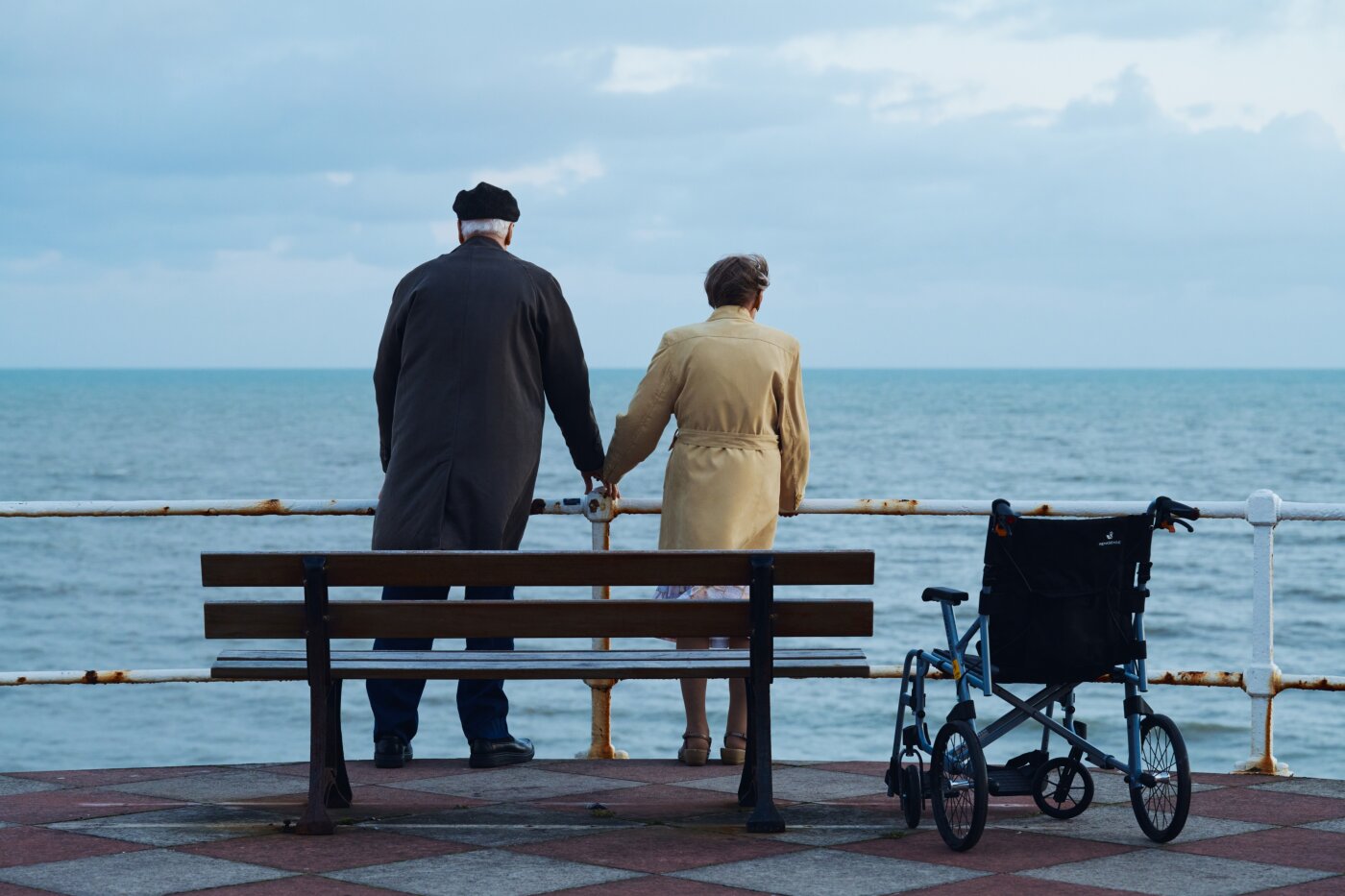 Bernard e Irene agarrados de la mano viendo al horizonte