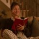 bridget jones sentada leyendo un libro
