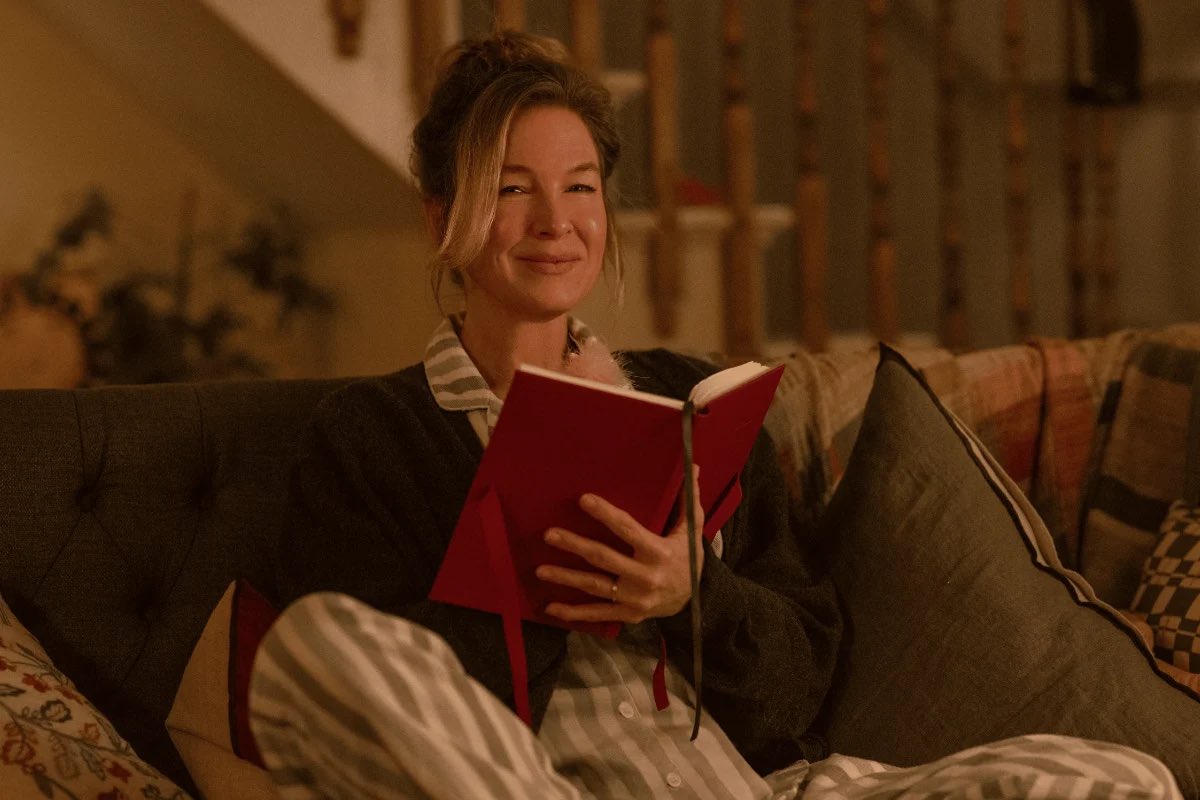 bridget jones sentada leyendo un libro